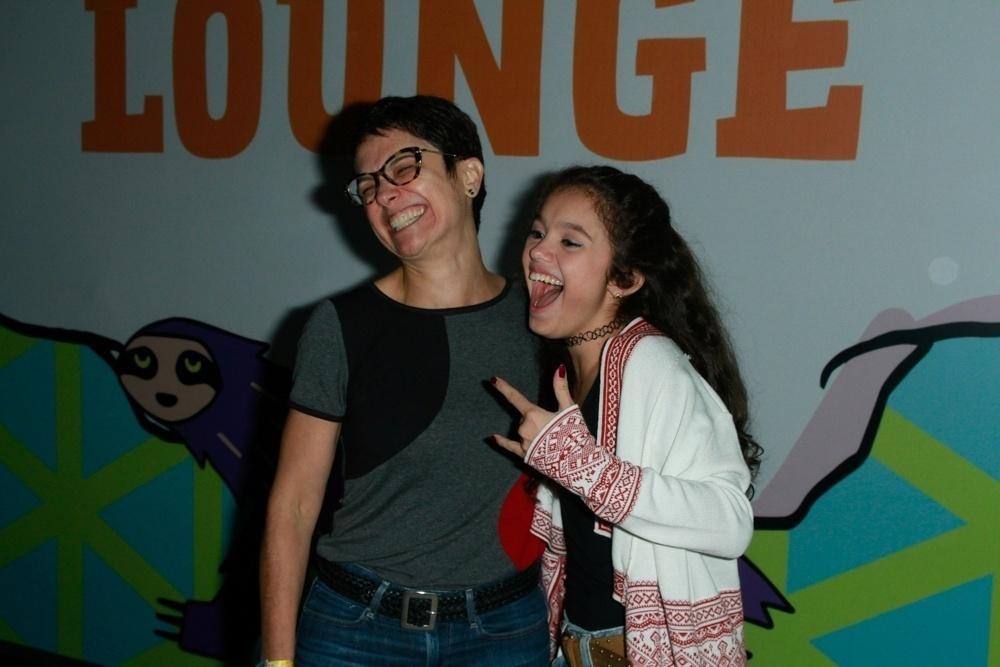 Sorridente, Sandra Annenberg posa com a filha Elisa no Lollapalooza - Amauri Nehn/Brazil News