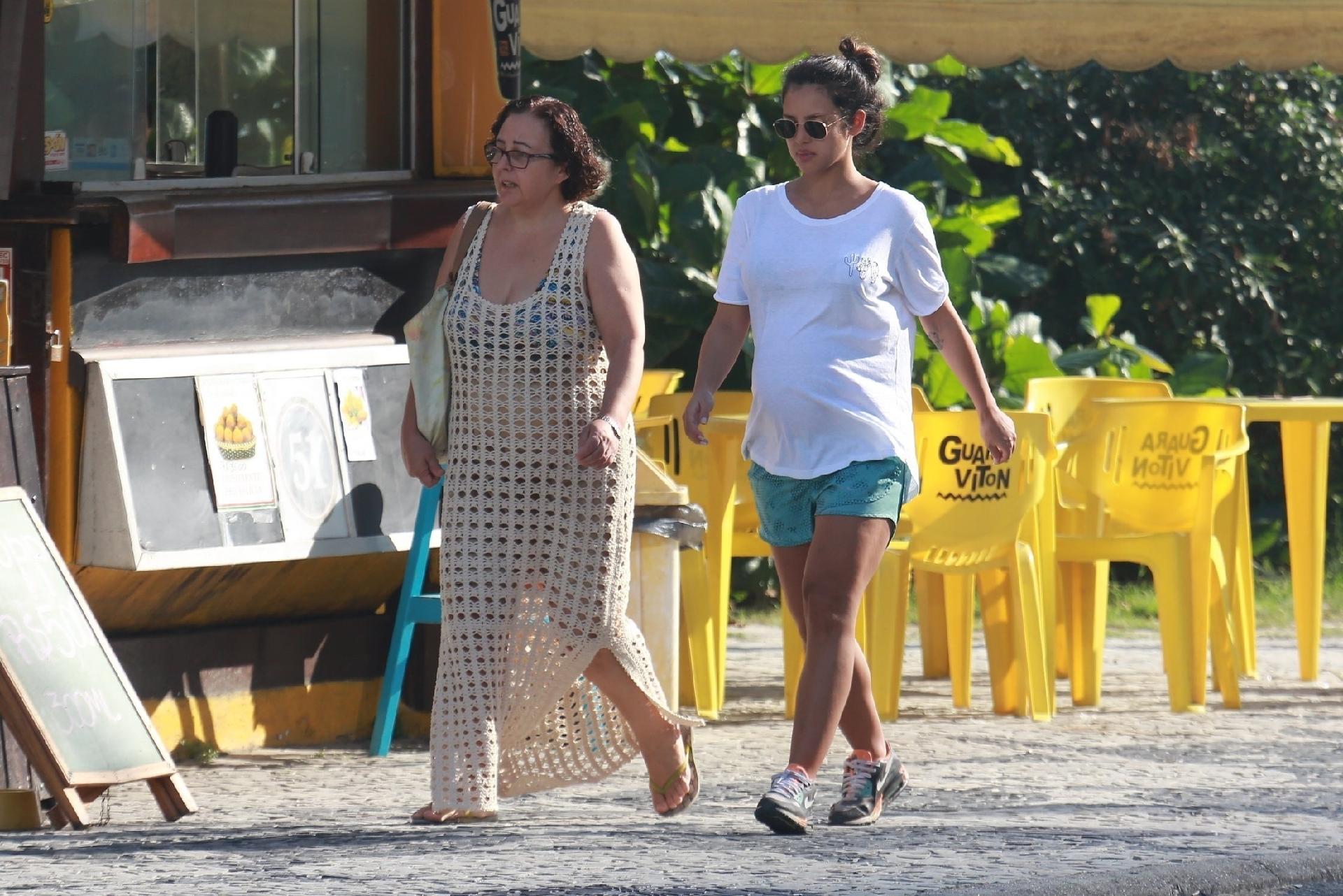 Já com nove meses de gravidez, Yanna Lavigne não quer saber de ficar em casa esperando pelo parto de sua filha Madalena. No final da tarde desta quarta-feira (24), ela passeou na praia da Barra da Tijuca acompanhada da mãe, Lúcia - Dilson Silva/AgNews