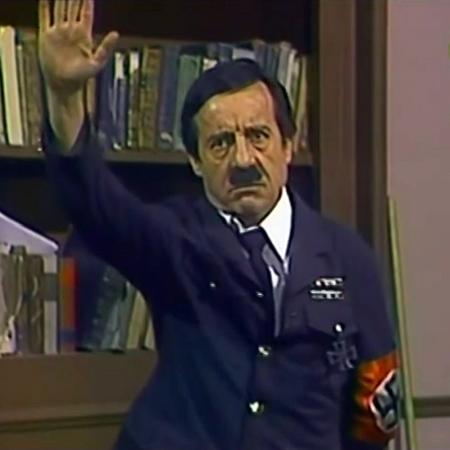 Roberto Gómez Bolaños interpreta Adolf Hitler no episódio "El Encuentro del Siglo", do programa "Chespirito" (1980) - Reprodução - Reprodução