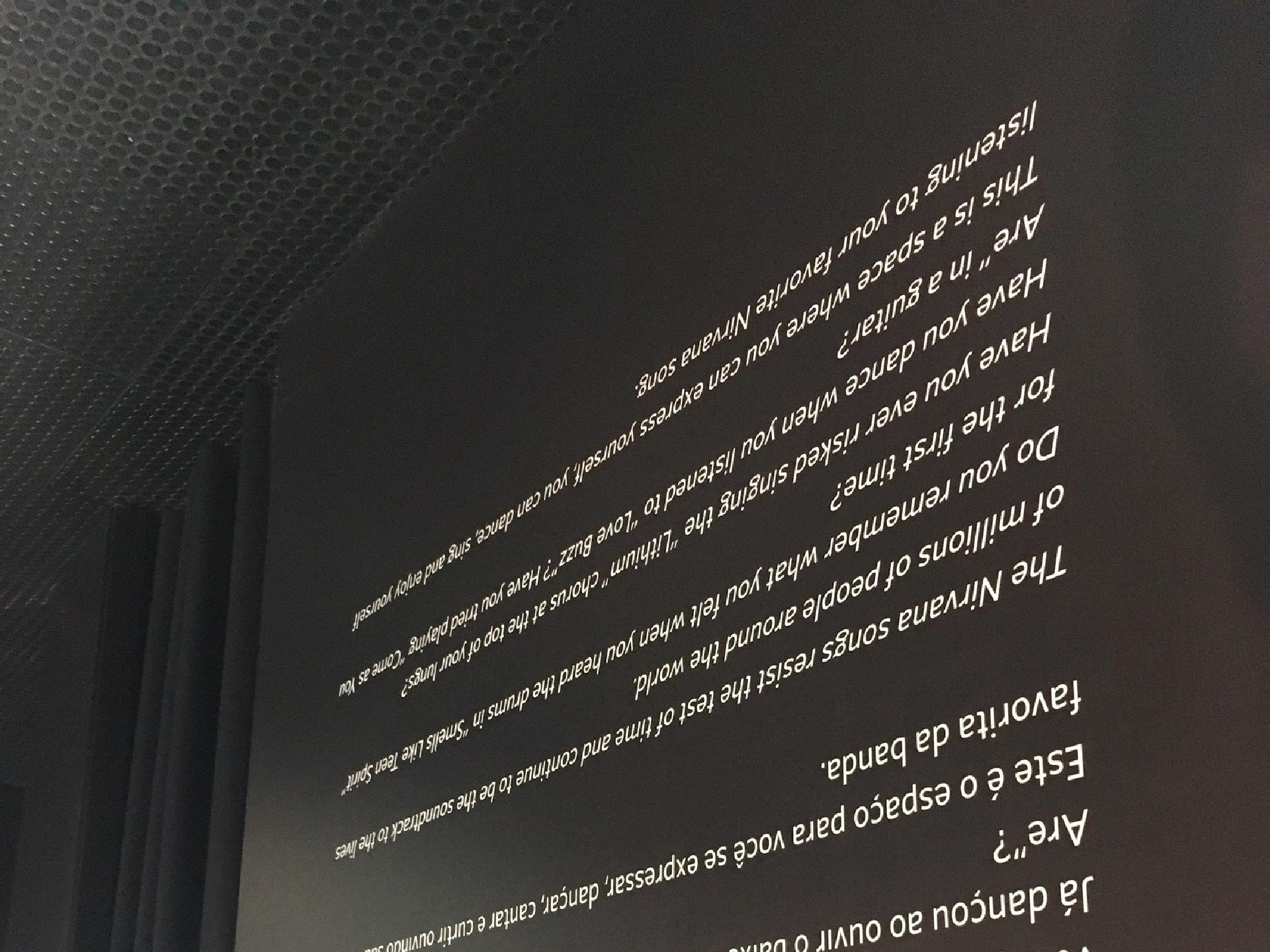 Cabine montada para os visitantes mostrarem o talento de cantor com canções da banda - Adriana de Barros/UOL