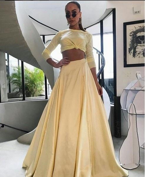 Sabrina Sato optou por modelo amarelo de barriga de fora. A apresentadora ainda colocou óculos escuros para completar o look - Reprodução/Instagram