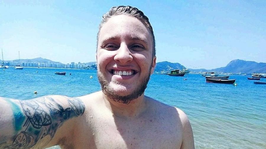 Mário Rangel faz selfie na primeira vez sem camisa na praia, após cirurgia - Divulgação / Arquivo pessoal