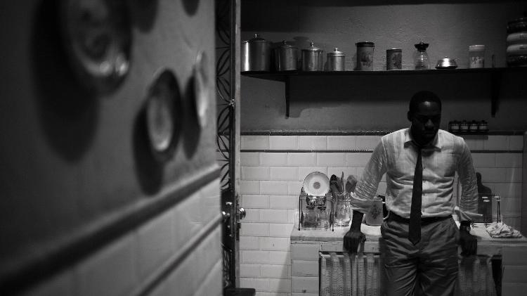 Lázaro Ramos em cena de "O Beijo no Asfalto", dirigido por Murilo Benício - Divulgação - Divulgação