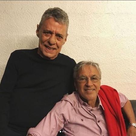 Caetano posa com Chico nos bastidores do show "Caravanas", no Rio - Reprodução / Facebook
