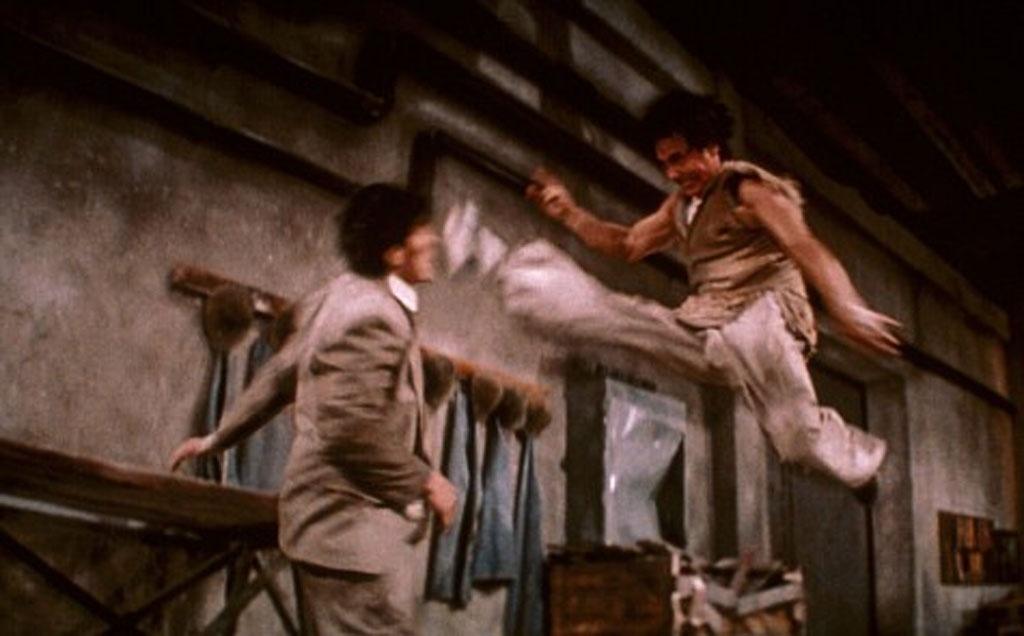 Jackie Chan e Ken Lo em cena no filme "O Mestre Invencível" (1994) - Divulgação