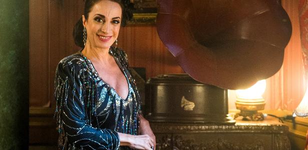 Especialista em etiqueta, Claudia Matarazzo (foto) participa nesta sexta-feira da novela “Tempo de Amar”, na Globo. Convidada por Madame Lucerne (Regina Duarte) para se apresentar na reabertura da Maison Dorée, ela se passa por uma cantora argentina, mas é de Bangu - Raquel Cunha/TV Globo - Raquel Cunha/TV Globo