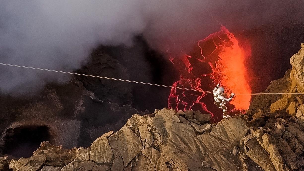 Médica Karina Oliani atravessa o vulcão Erta Ale, na Etiópia - Marcelo Rabelo/Divulgação