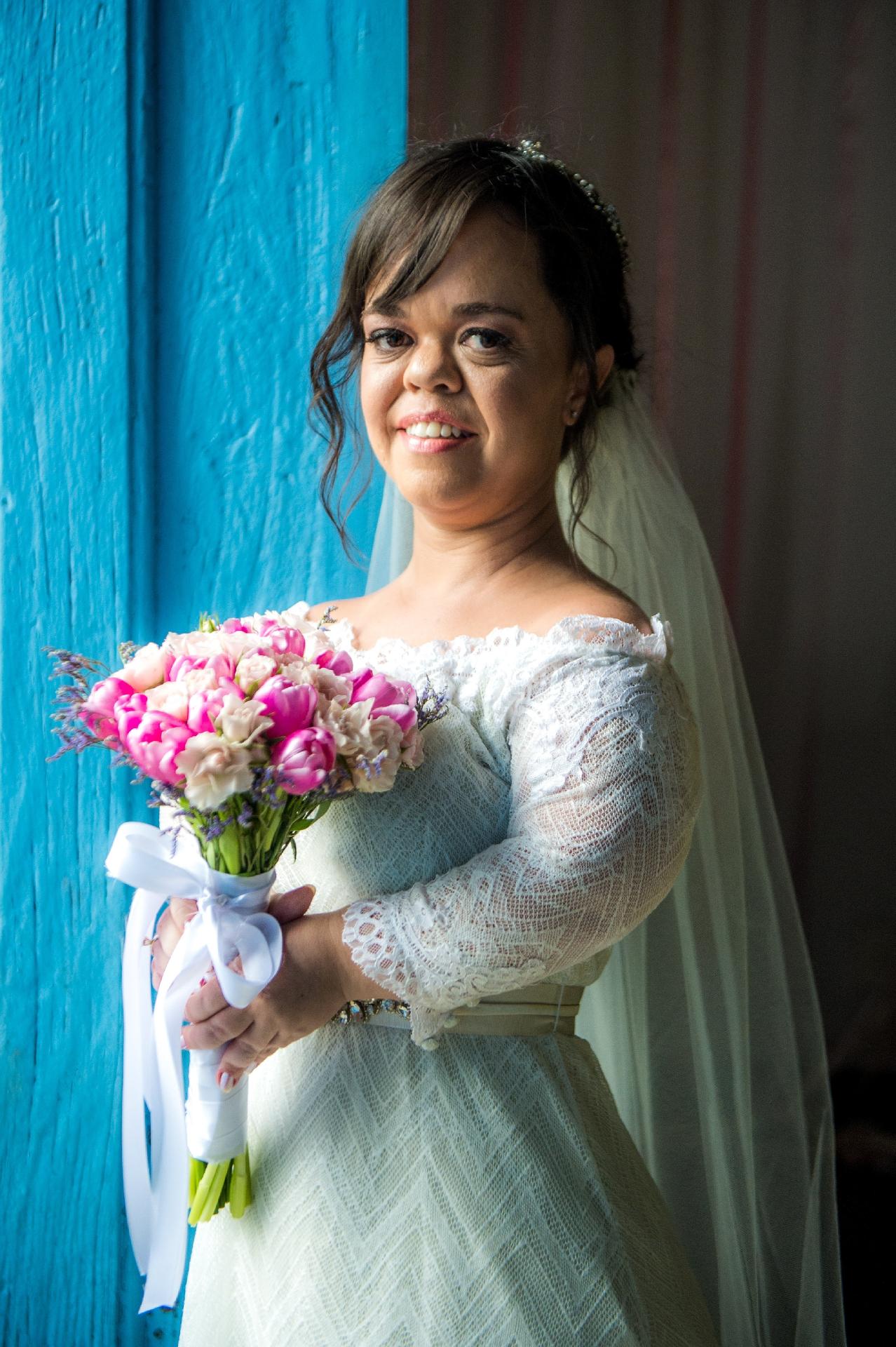 Estela (Juliana Caldas) se casa com Amaro (Pedro Carvalho) em "O Outro Lado do Paraíso" - Raquel Cunha/TV Globo