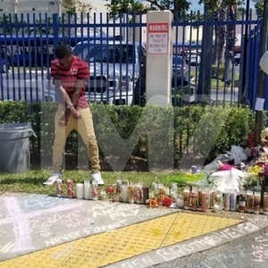Fã ao lado do memorial de XXXTentacion - Reprodução/TMZ