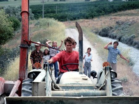 Kevin Bacon, Sarah Jessica Parker, Chris Penn, Elizabeth Gorcey e John Laughlin em cena de Footloose (1984) - Reprodução
