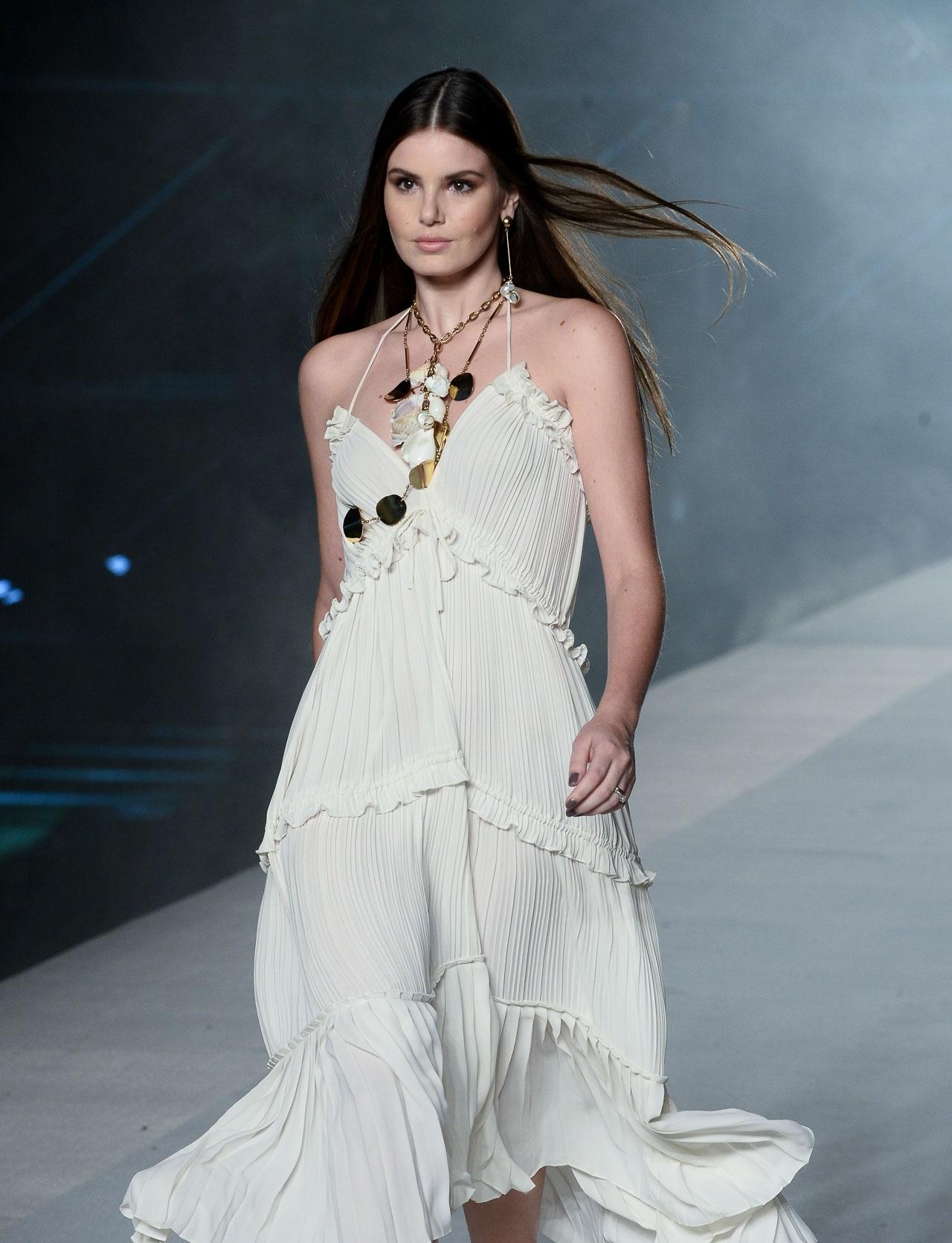 Camila Queiroz desfila na passarela em evento - Francisco Cepeda/AgNews