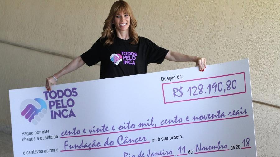 Ana Furtado doa cheque ao hospital do INCA - Ag.News