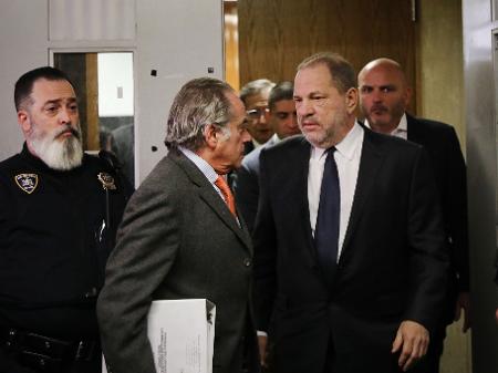 Harvey Weinstein deixa o tribunal ao lado de seu advogado Benjamin Brafman - Spencer Platt/Getty Images/AFP