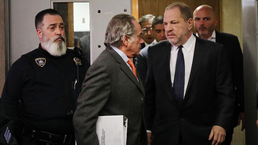 Harvey Weinstein deixa o tribunal ao lado de seu advogado Benjamin Brafman  - Spencer Platt/Getty Images/AFP