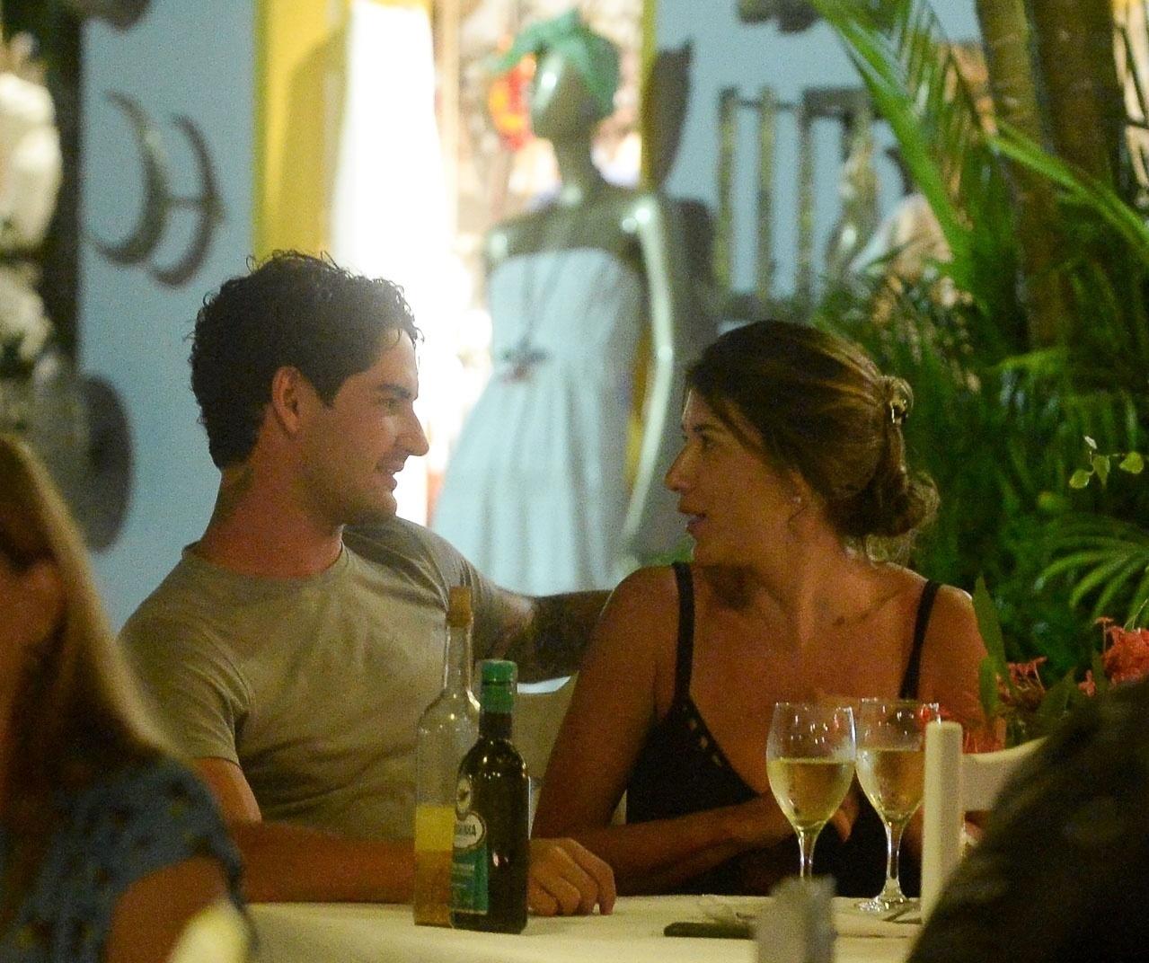 Rebeca Abravanel e Alexandre Pato foram fotografados juntinhos em Trancoso - Francisco Cepeda/AgNews