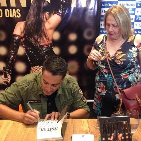 Leo Dias autografa "Furacão Anitta" para sua mãe, Virgínia Lima Dias - Carolina Farias/UOL