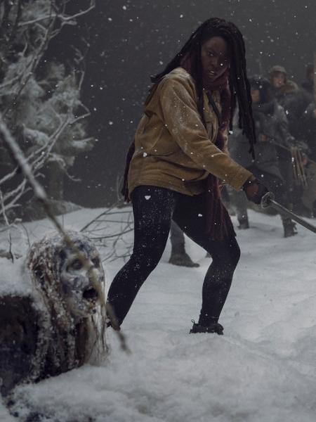 Michonne (Danai Gurira) enfrenta zumbi na neve em cena do final da nona temporada de "The Walking Dead" - Divulgação - Divulgação