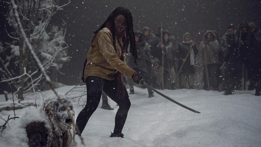 Michonne (Danai Gurira) enfrenta zumbi na neve em cena do final da nona temporada de "The Walking Dead" - Divulgação