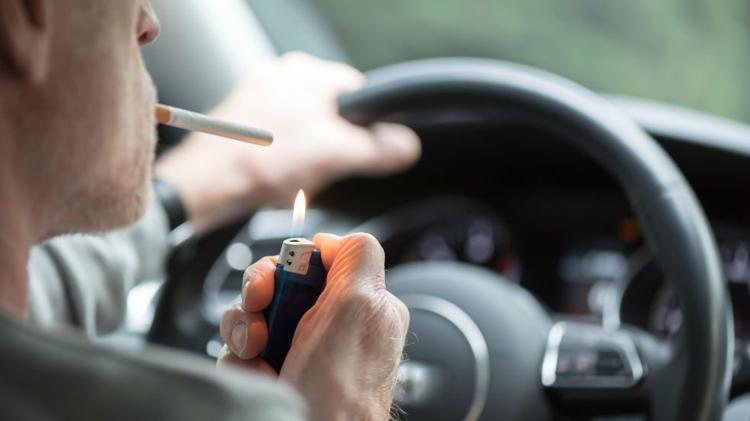 Jogar lixo e até bituca de cigarro pela janela do veículo é uma infração média, conforme o Artigo 172 do CTB