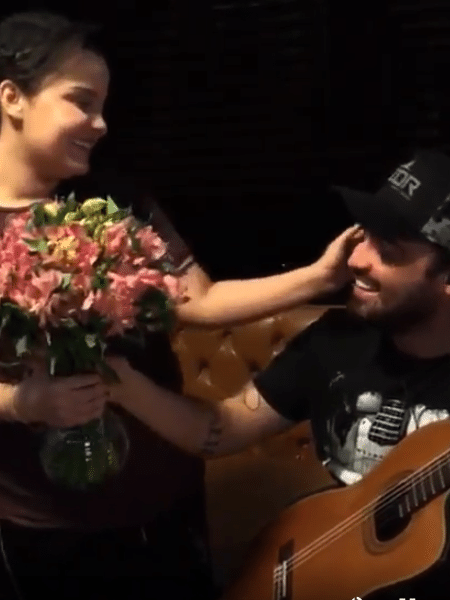 Maiara presenteia Fernando com vaso de flores - Reprodução/Instagram