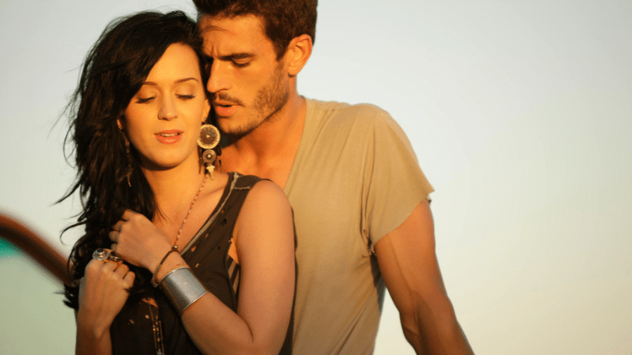 Katy Perry e Josh Kloss no videoclipe "Teenage Dream", lançado em agosto de 2010 - Reprodução/YouTube