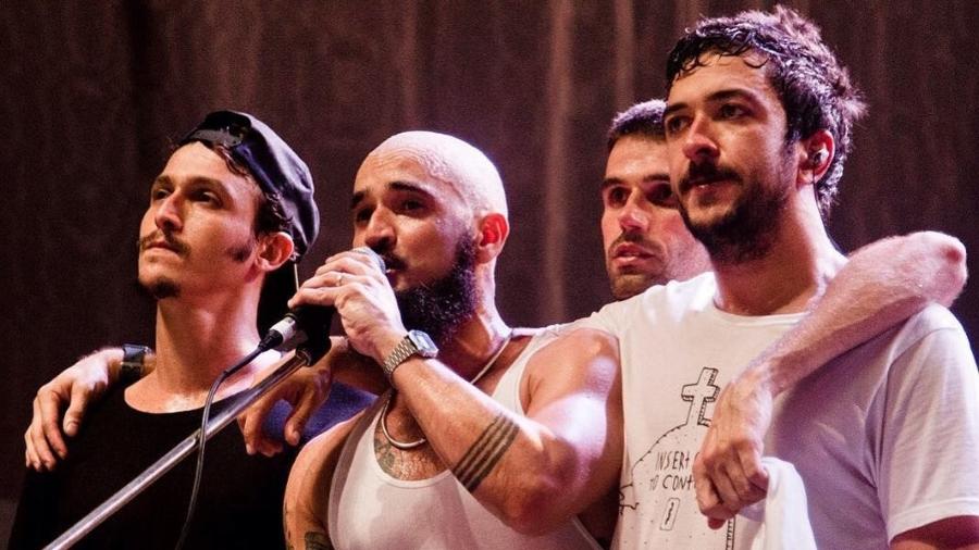 Rodrigo Costa, ex-baixista e vocalista do Forfun, fala ao microfone no último show da banda, em 12 de dezembro de 2015 - Reprodução/Instagram/forfunoficial