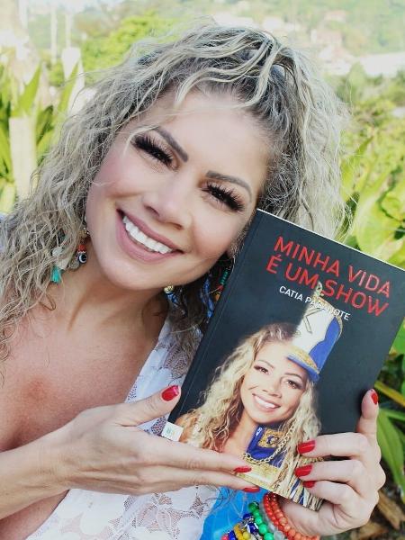 Catia Paganote exibe seu livro "Minha Vida é um Show" - Leo Ornelas/CO Assessoria