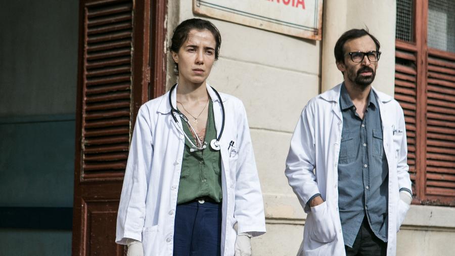 Marjorie Estiano (Carolina) e Júlio Andrade (Evandro), os protagonistas da série "Sob Pressão", cuja quarta temporada estreia em 2021 - Divulgação