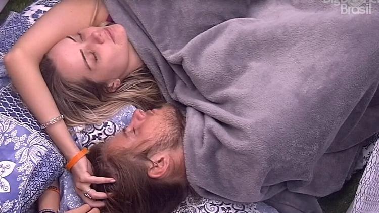 Marcela faz cafuné em Daniel -  - 