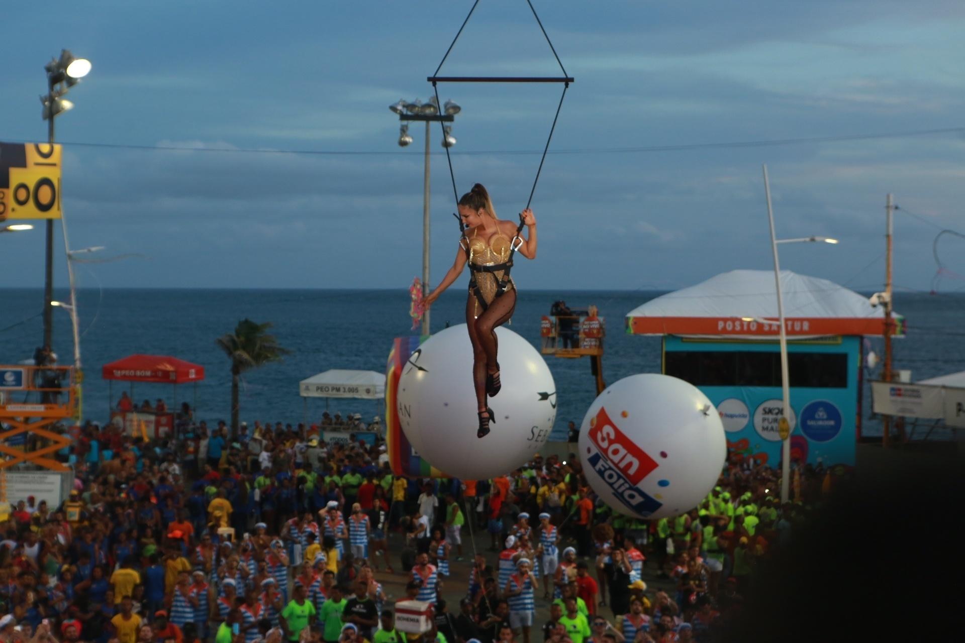 Resultado de imagem para claudia leitte no guindaste carnaval