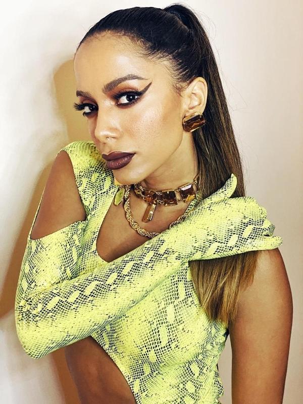 Resultado de imagem para Anitta se fantasia de cobra para o Carnaval de Boa Viagem