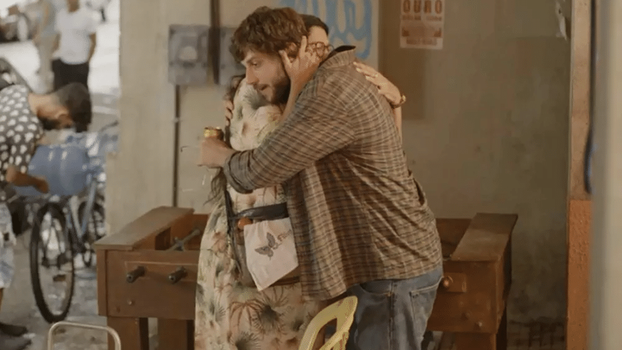 Danilo é abraçado por Lurdes em "Amor de Mãe" - Reprodução/Globo
