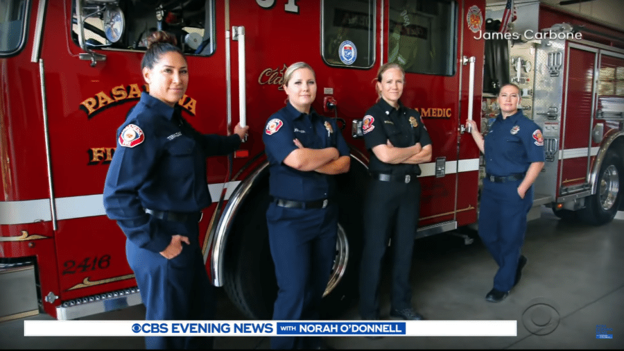 O Departamento de Bombeiros de Pasadena existe há 133 anos, mas apenas este ano foi composta uma equipe 100% feminina - Reprodução/CBS