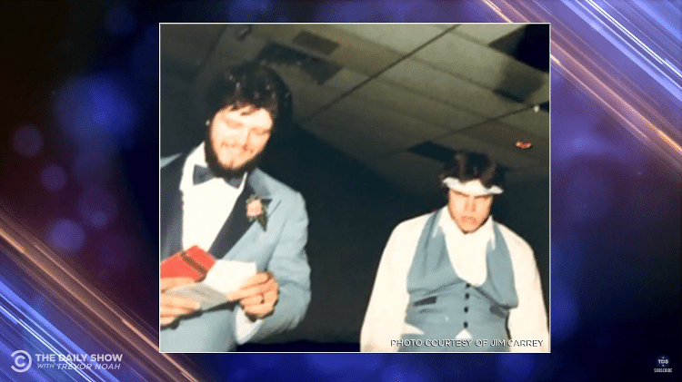 Foto cedida por Jim Carrey para o 'Daily Show', onde aparece com o irmão, John (à esq.) - Reprodução/YouTube - Reprodução/YouTube