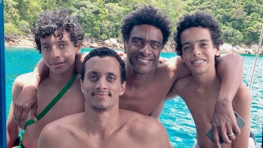 Helio de La Peña com os três filhos: João (18, à esq.), Joaquim (28, no meio) e Antônio (16, à dir.) - Reprodução/Instagram