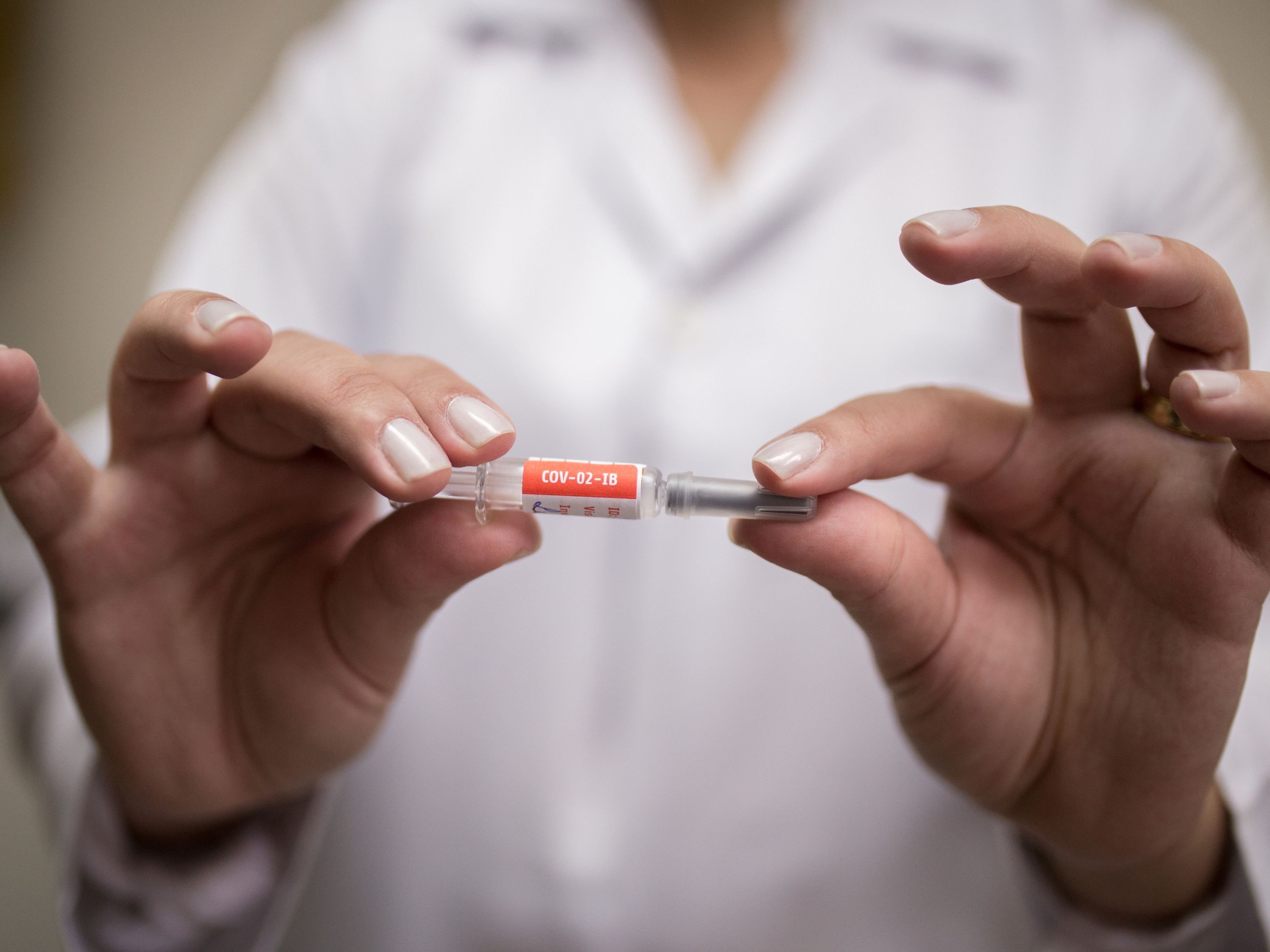 "Dominação mundial": por que tem gente com medo da vacina chinesa?