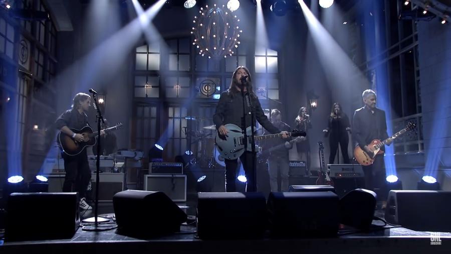 Foo Fighters apresenta nova música no "Saturday Night Live", "Shame Shame" - Reprodução/YouTube