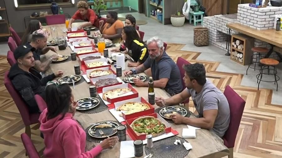 A Fazenda 2020: Peões ganham noite de pizzas - Reprodução/Playplus