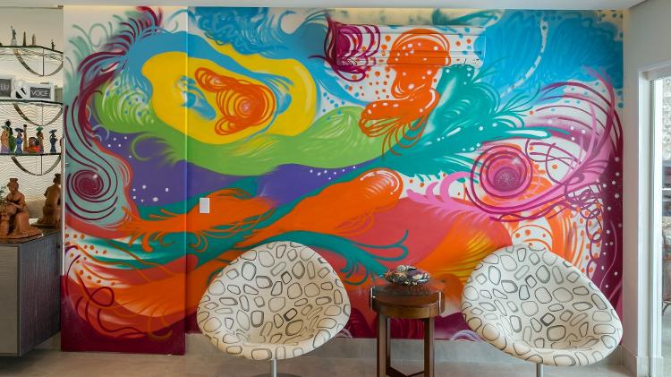 O grafite do artista visual Fernando Reche coloriu esta sala de estar integrada - Eric Romero - Eric Romero