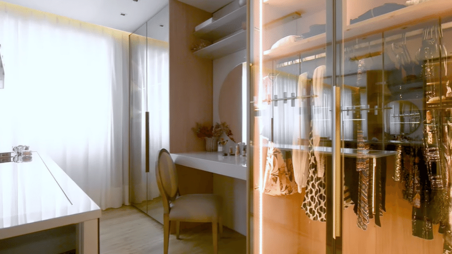 Espaço do closet onde o casal guarda as roupas e a influencer grava vídeos - Reprodução/Youtube/Casa Vogue Brasil