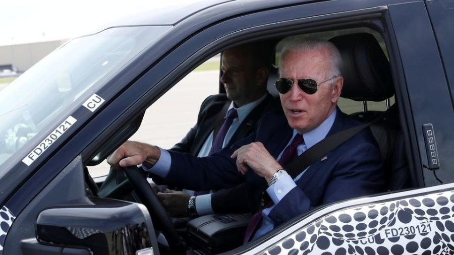 Joe Biden guia Ford F-150 elétrica - REUTERS/Leah Millis