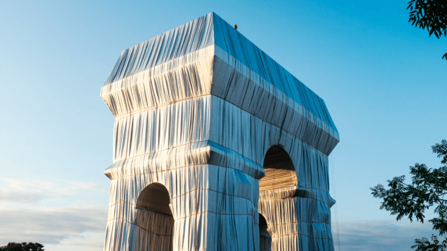 O Arco do Triunfo, tradicional ponto turístico francês, já totalmente embrulhado em instalação do artista Christo - Reprodução/Christo and Jeanne-Claude Foundation