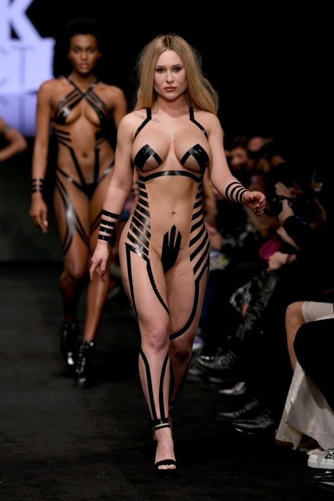 Modelos na passarela durante o Black Tape Project - Getty Images