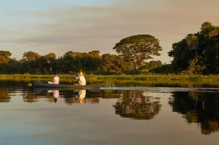 Passeio de canoa canadense no Pantanal Sul