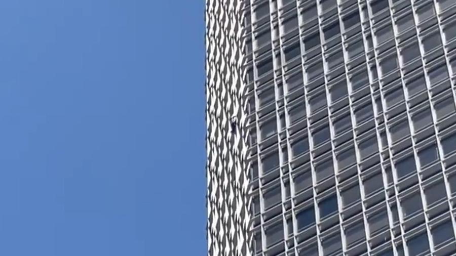 Homem é gravado escalando prédio da GM em Detroit - Reprodução