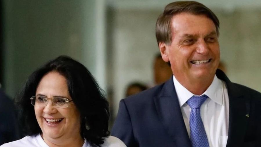 O presidente Jair Bolsonaro ao lado da ex-ministra da Mulher, da Família e dos Direitos Humanos, Damares Alves, que deixou governo para concorrer ao Senado - Reprodução/Instagram