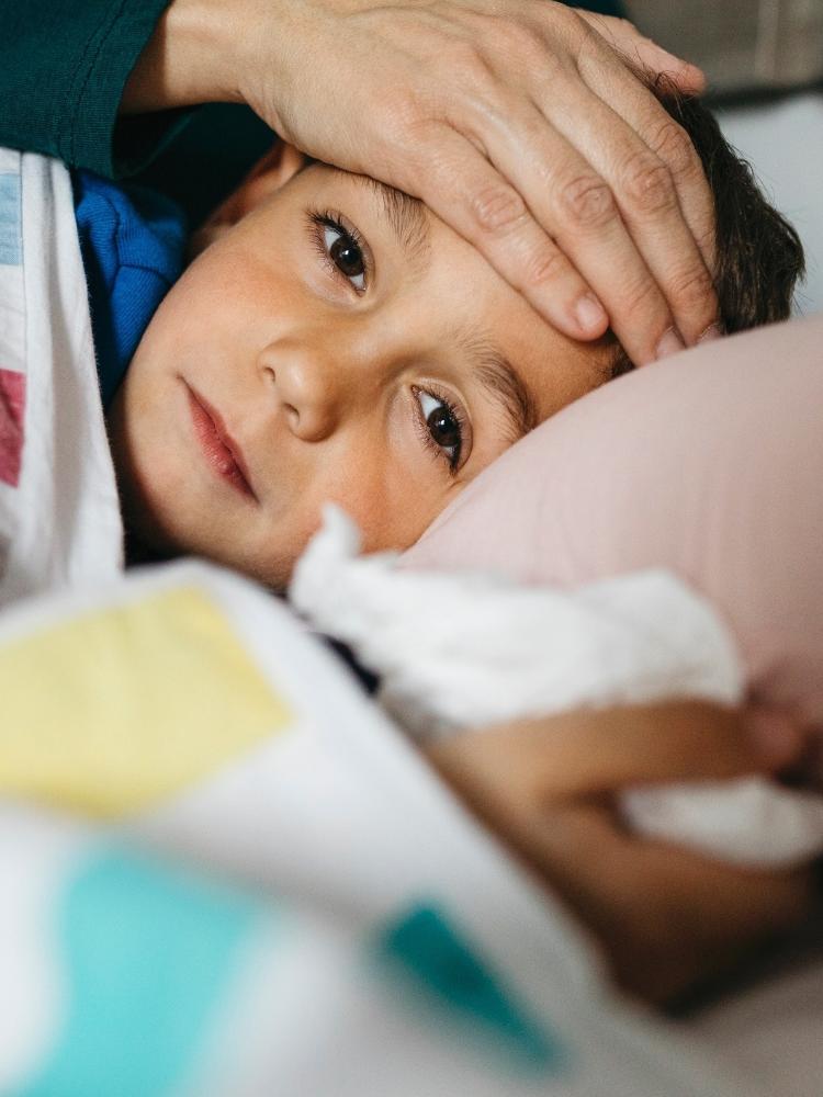 Febre e dor de barriga em crianças podem ser sintomas delicados