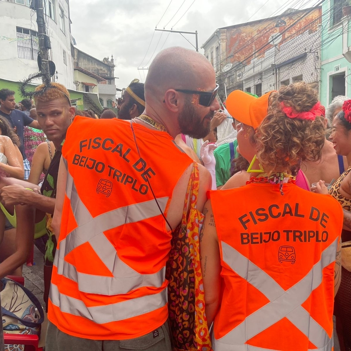 Beijo triplo vale brinde: Casal inova com brincadeira em bloco