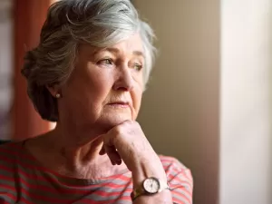 Primeiros sinais de Alzheimer podem aparecer nos olhos; conheça sintomas