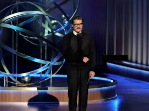 Pedro Pascal 'explica' ombro quebrado no Emmy Awards: 'Me deu uma surra'